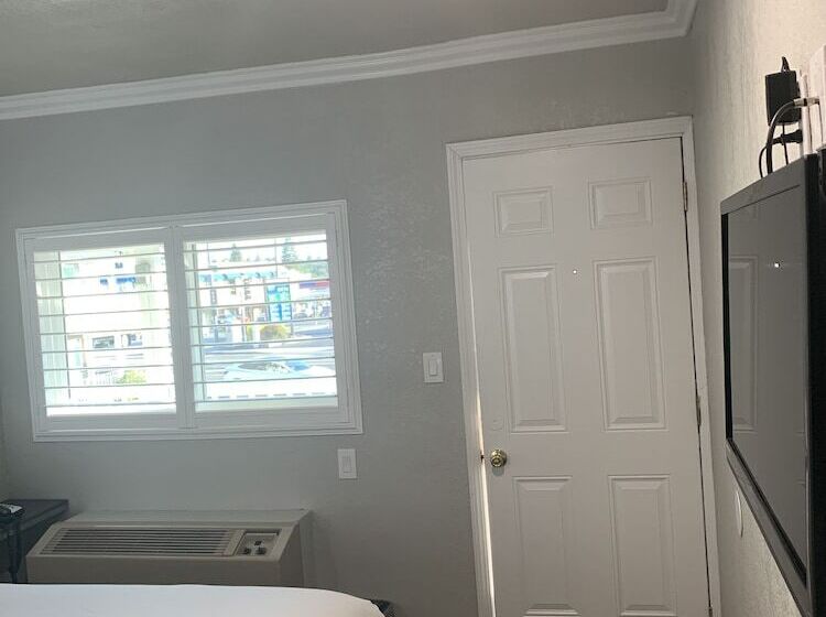 Номер Deluxe, Elmwood Motel