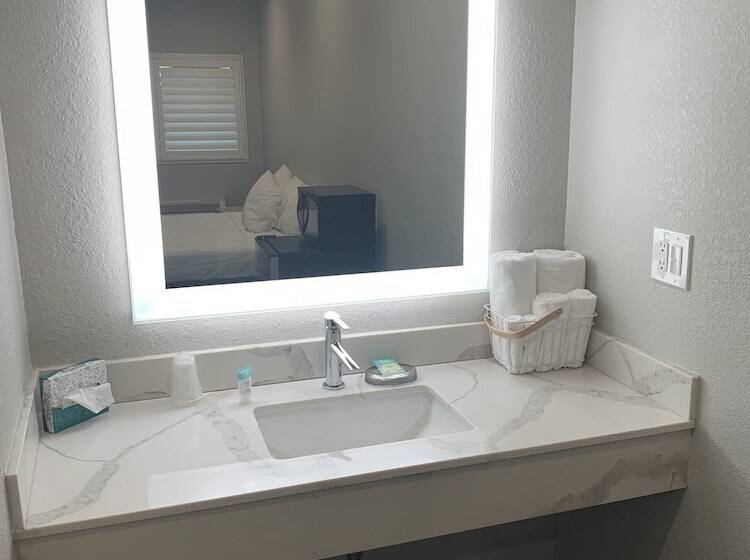 Номер Deluxe, Elmwood Motel