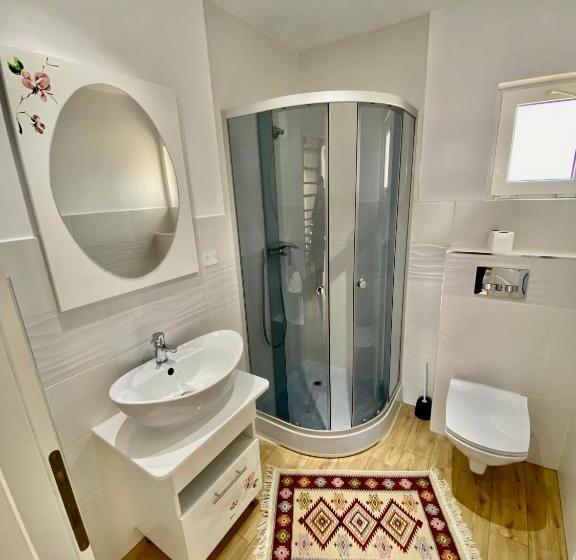 침실 2개 아파트, Pensiunea Suci