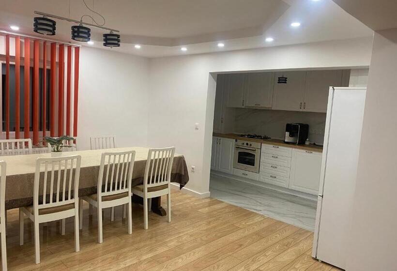 침실 2개 아파트, Pensiunea Suci