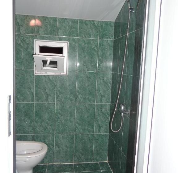 سوئیت جونیور خانوادگی, Festina Lente