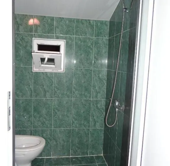 سوئیت جونیور خانوادگی, Festina Lente