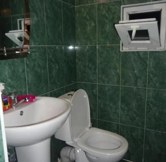 سوئیت جونیور خانوادگی, Festina Lente