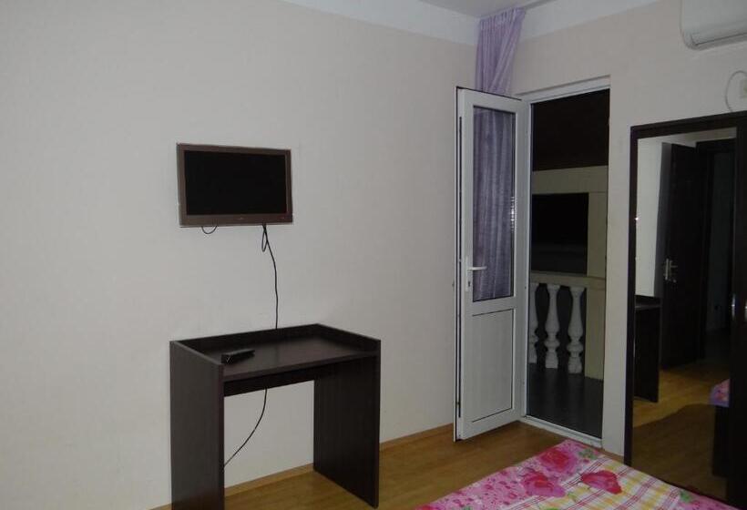 سوئیت جونیور خانوادگی, Festina Lente