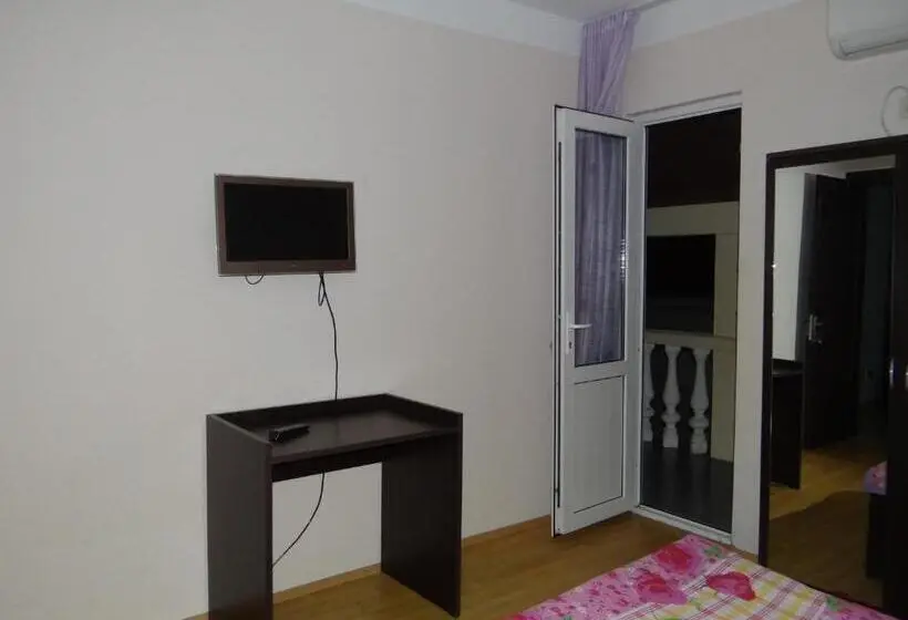 سوئیت جونیور خانوادگی, Festina Lente