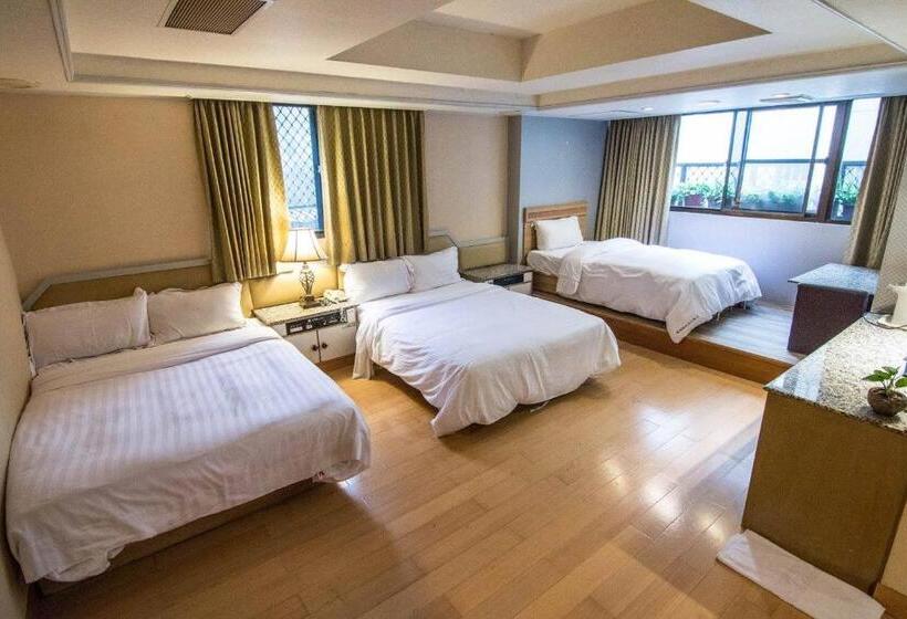 اتاق خانوادگی, Katherine Plaza