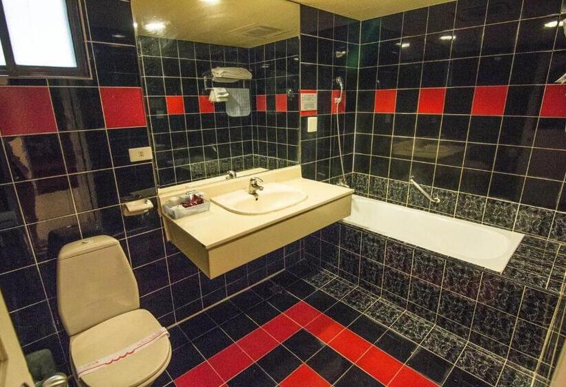 اتاق خانوادگی, Katherine Plaza