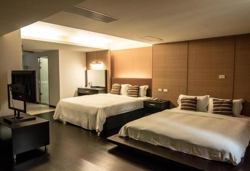 سوییت خانوادگی, Katherine Plaza