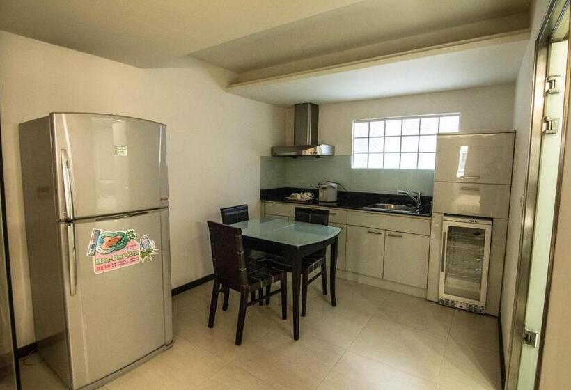 سوییت خانوادگی, Katherine Plaza