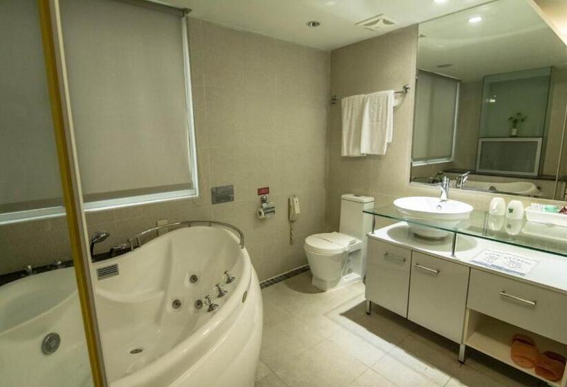 سوییت خانوادگی, Katherine Plaza