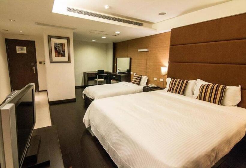 اتاق لوکس, Katherine Plaza