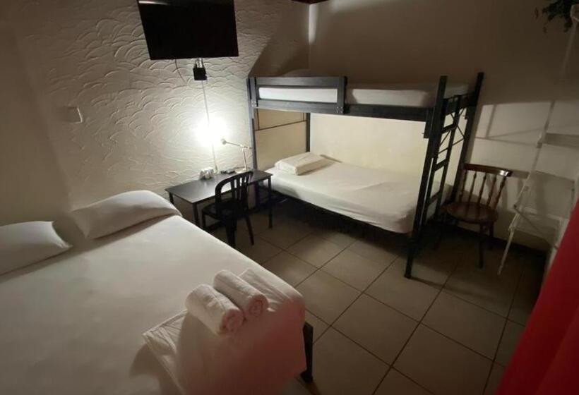 家庭间, Hostel Pura Vida En Liberia