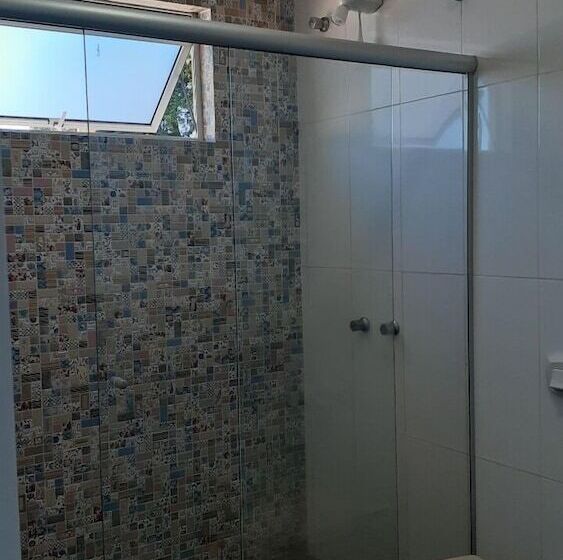 اتاق خانوادگی, Traveling