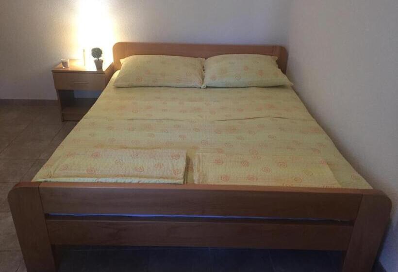 استودیو استاندارد با چشم‌انداز باغ, Apartment And Rooms Barbaric