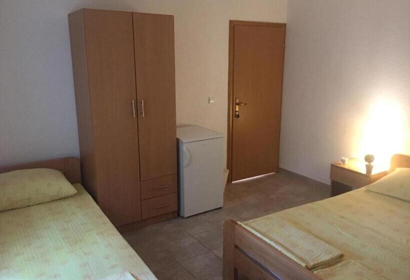 استودیو استاندارد با چشم‌انداز باغ, Apartment And Rooms Barbaric