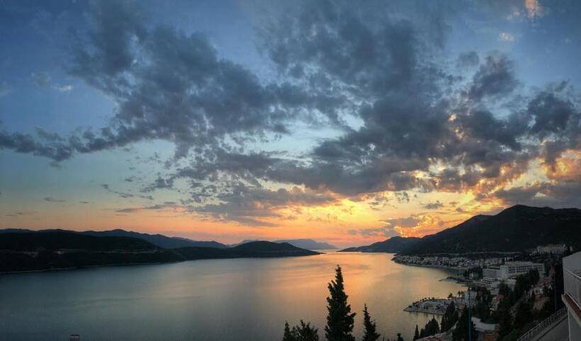 استودیوی استاندارد, Apartment And Rooms Barbaric