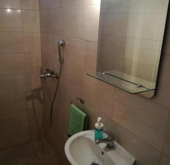 استودیوی استاندارد, Apartment And Rooms Barbaric