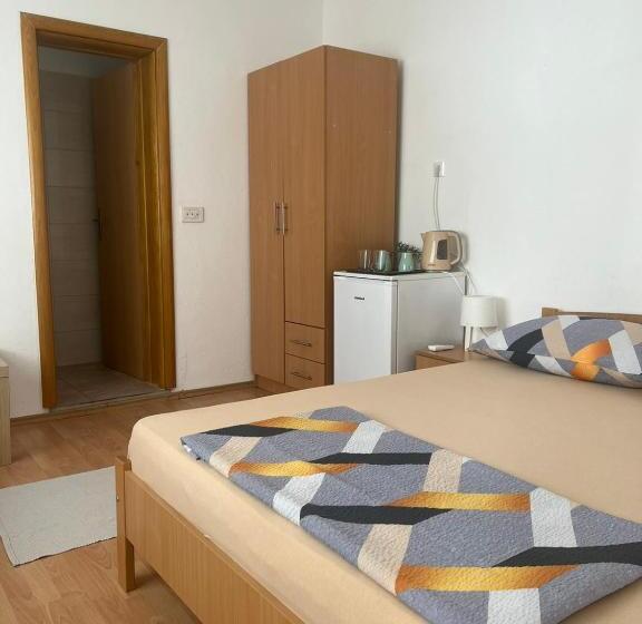 استودیوی استاندارد, Apartment And Rooms Barbaric