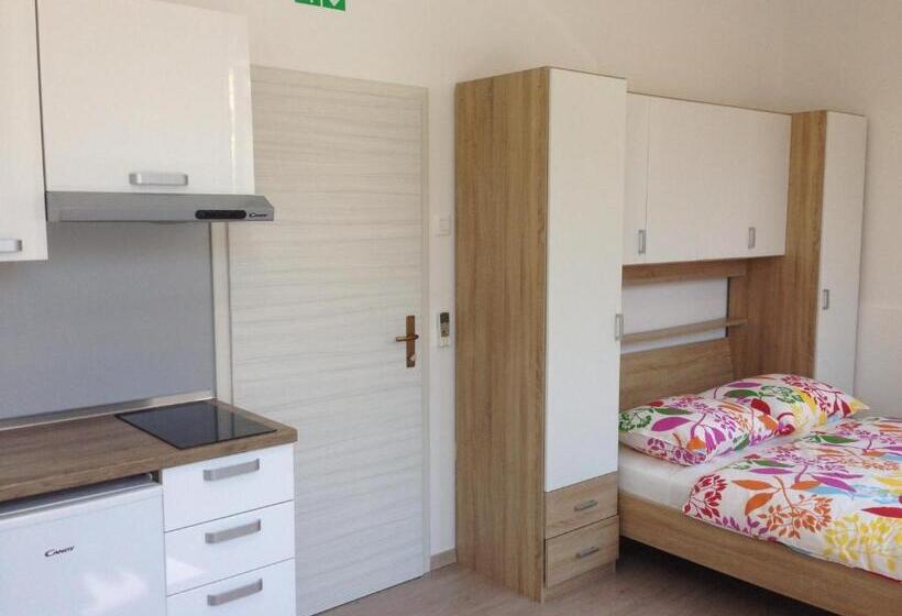 استودیوی استاندارد, Apartments & Rooms Nardin