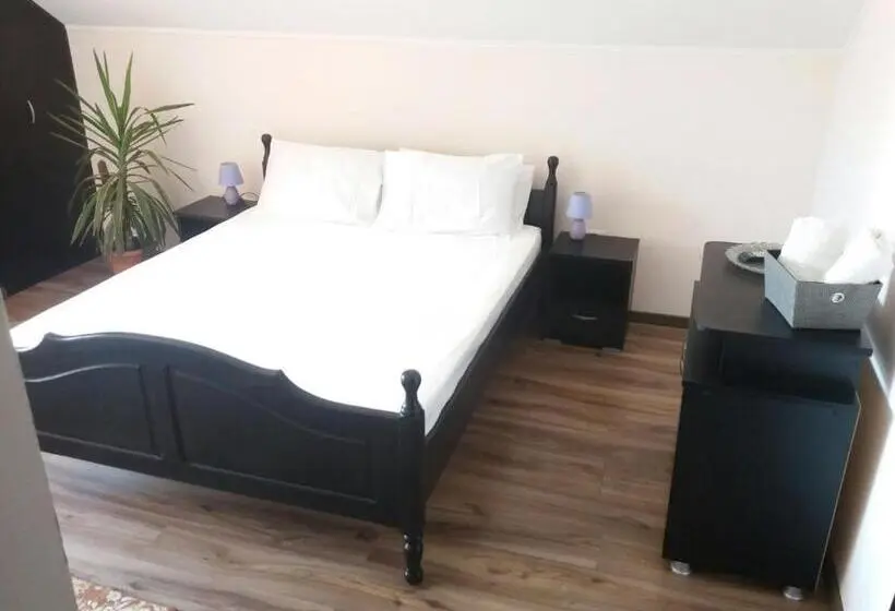 Suite z Balkonem, Step Inn