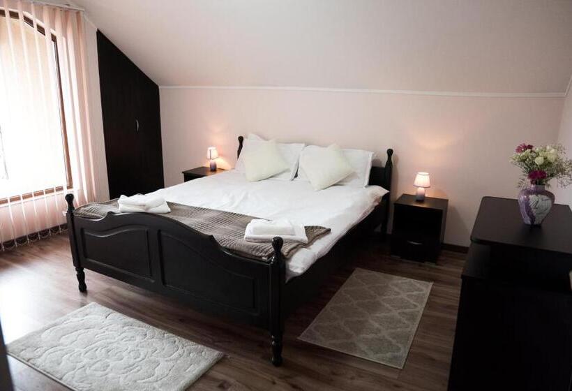 סוויטה עם מרפסת, Step Inn