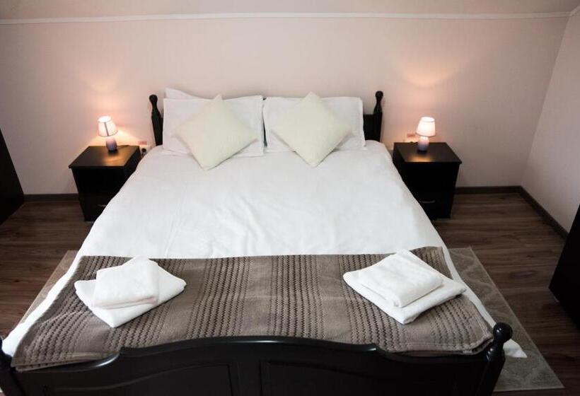 סוויטה עם מרפסת, Step Inn