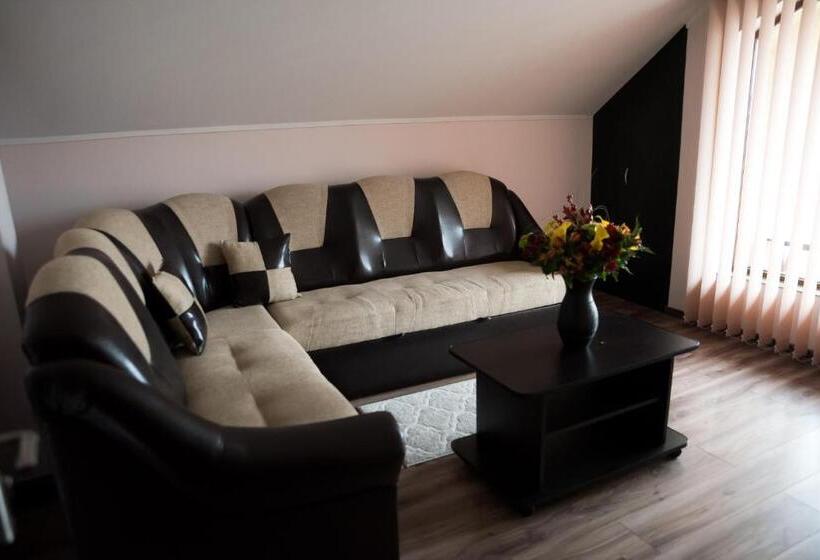 חדר דלוקס, Step Inn