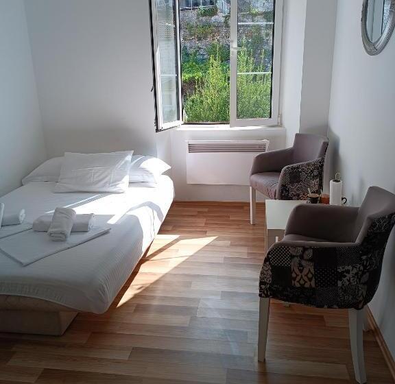 Habitación Triple Estándar Baño Compartido, Guesthouse Bit Accommodation