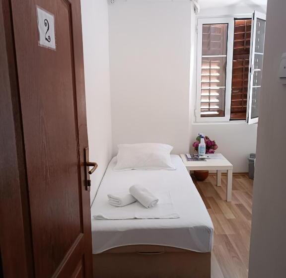 Habitación Triple Estándar Baño Compartido, Guesthouse Bit Accommodation