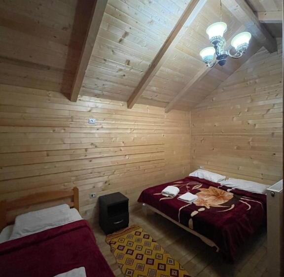 غرفة قياسية ثلاثية مزودة بشرفة, Thethi Paradise Hotel & Restaurant