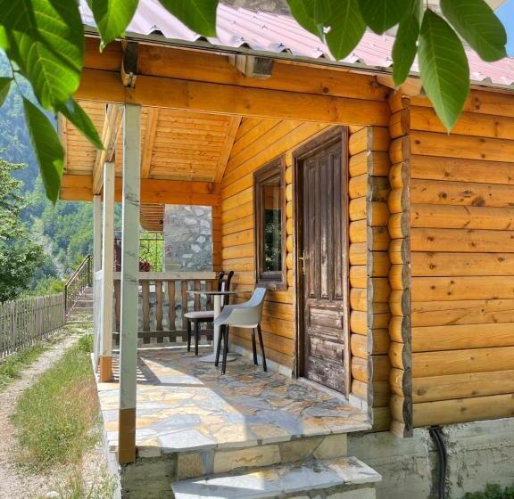 غرفة قياسية ثلاثية مزودة بشرفة, Thethi Paradise Hotel & Restaurant