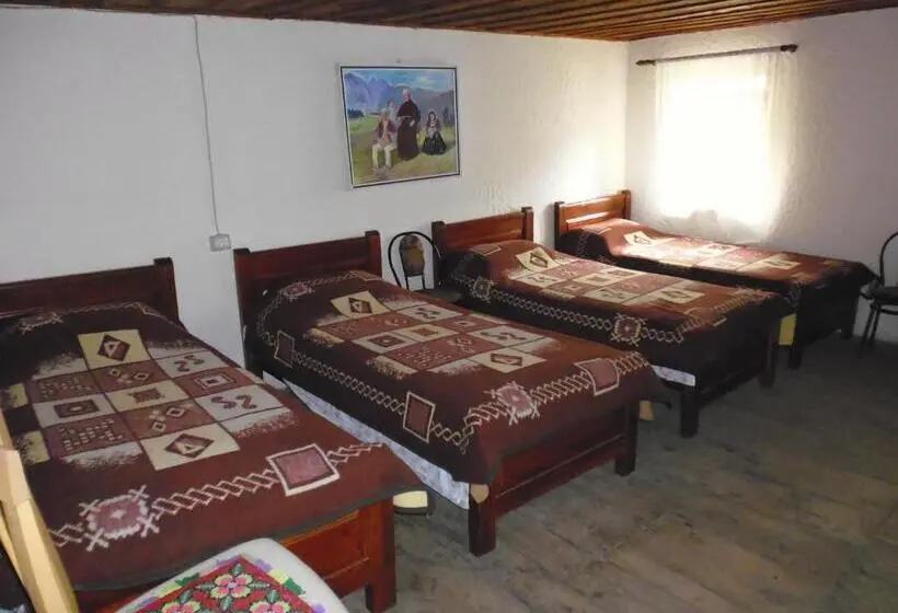 Cama em Quarto Compartilhado, Kulla E Sadri Lukes