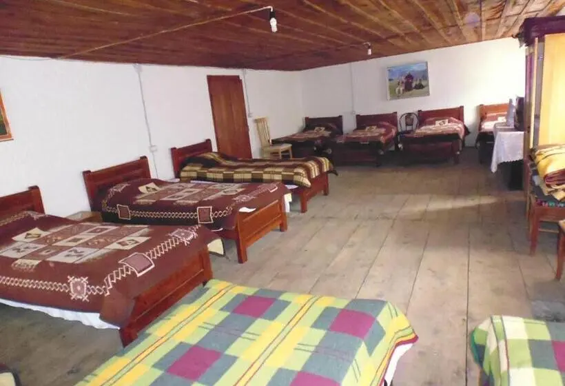 Cama em Quarto Compartilhado, Kulla E Sadri Lukes