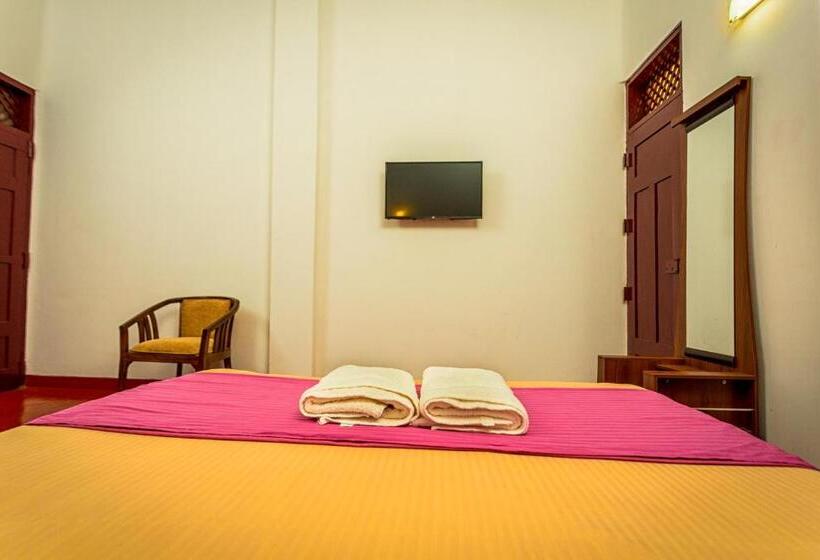 اتاق لوکس با بالکن, Dayanithi Guest House