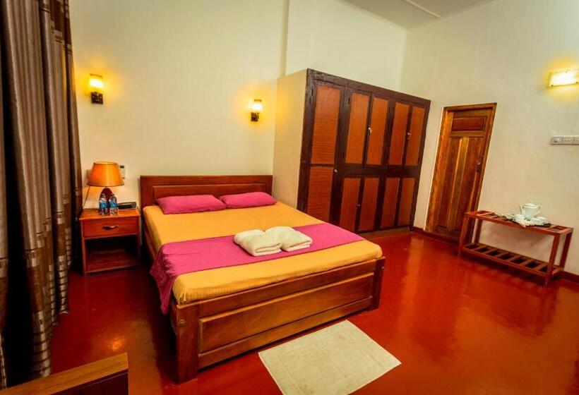 اتاق لوکس با بالکن, Dayanithi Guest House