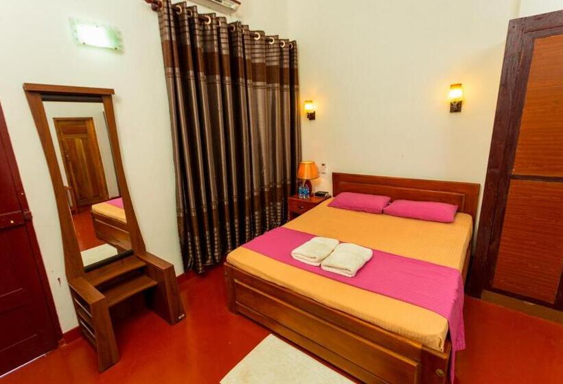 اتاق لوکس با بالکن, Dayanithi Guest House