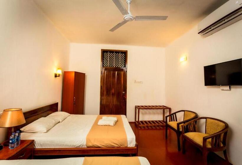 اتاق اکونومی, Dayanithi Guest House