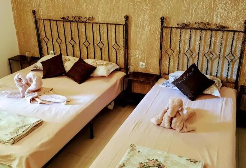 Standard Triple Room with Terrace, Dracena Guesthouse