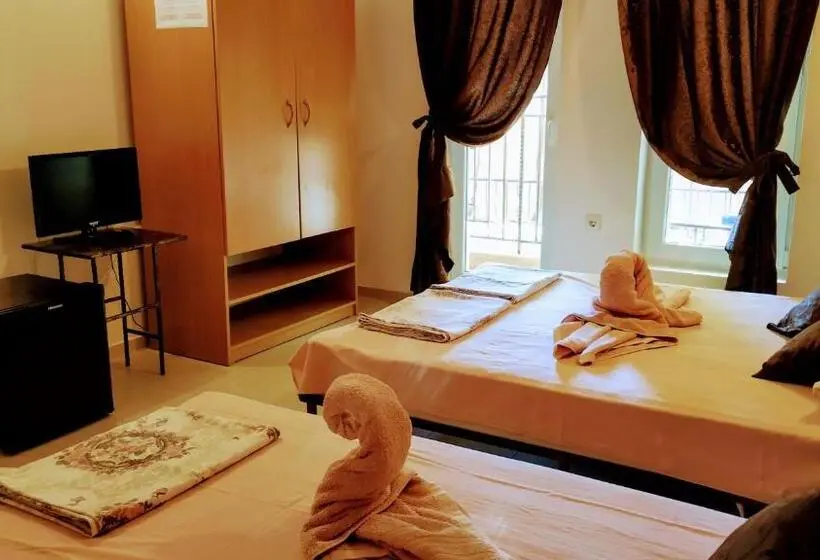 Standard Triple Room with Terrace, Dracena Guesthouse