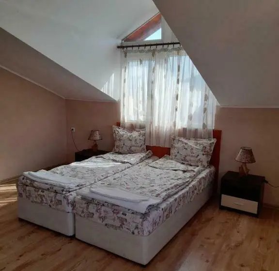 Huoneisto 2 Makuuhuonetta, Yana Guest House