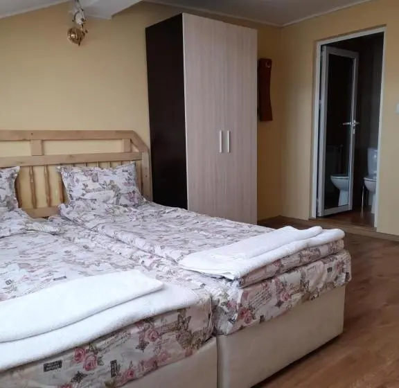Huoneisto 2 Makuuhuonetta, Yana Guest House