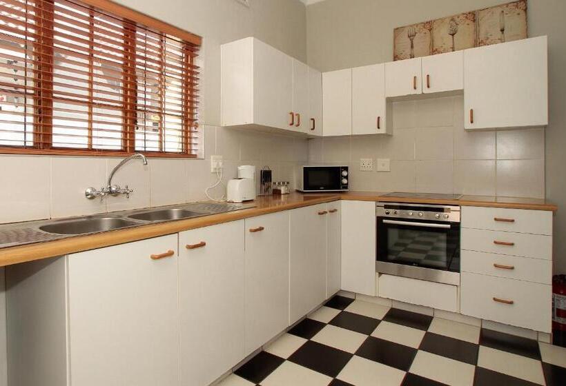 חדר משפחתי, Beechwood B&b