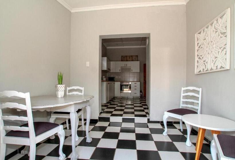 חדר משפחתי, Beechwood B&b