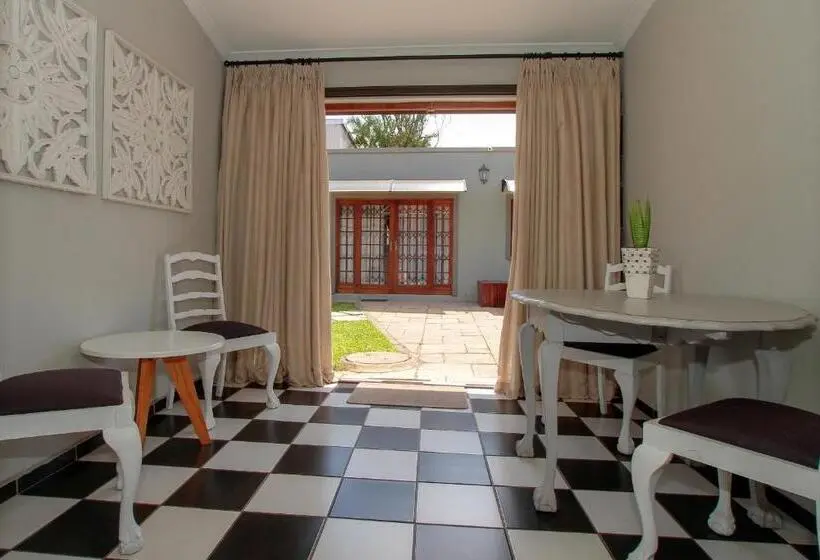 اتاق خانوادگی, Beechwood B&b