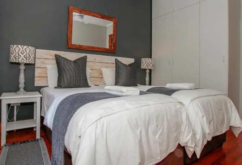 اتاق خانوادگی, Beechwood B&b