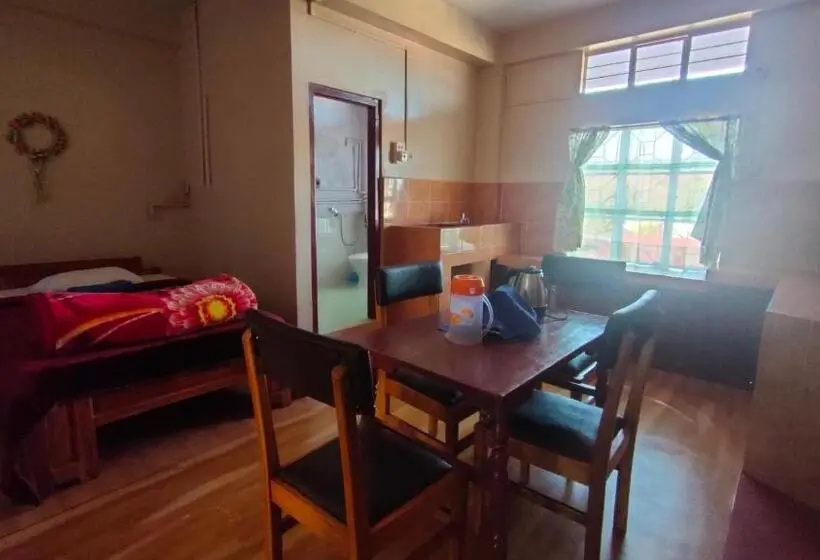 اتاق خانوادگی, Holly Lodge Guest House