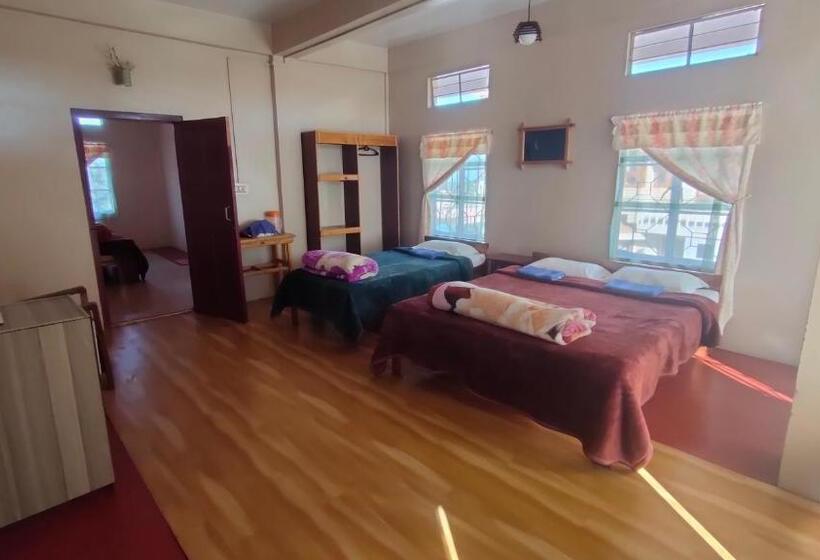 اتاق خانوادگی, Holly Lodge Guest House