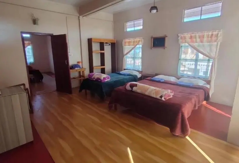 اتاق خانوادگی, Holly Lodge Guest House