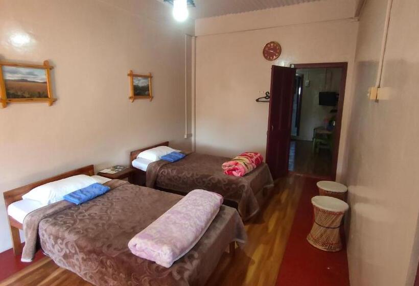 اتاق ساده سه‌ نفره, Holly Lodge Guest House