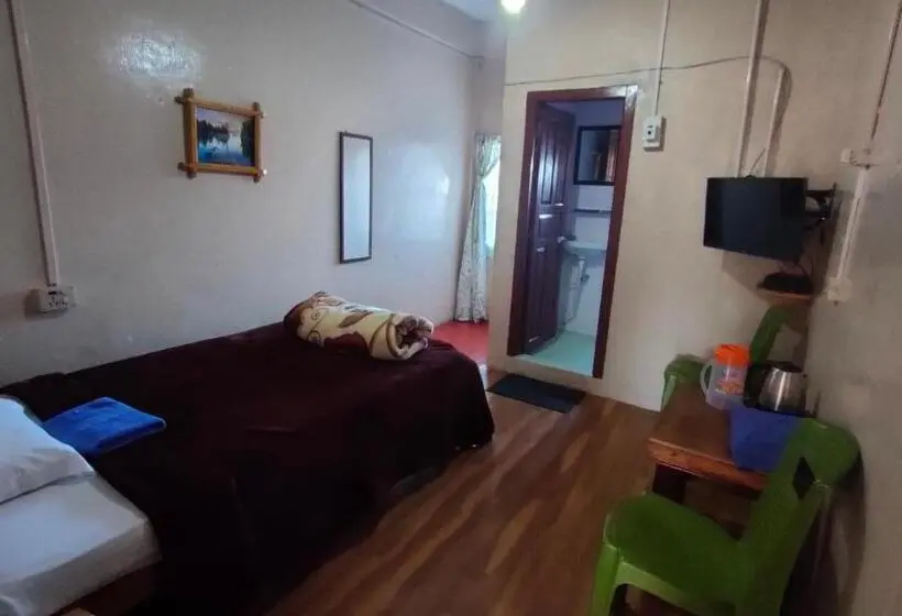 اتاق ساده سه‌ نفره, Holly Lodge Guest House